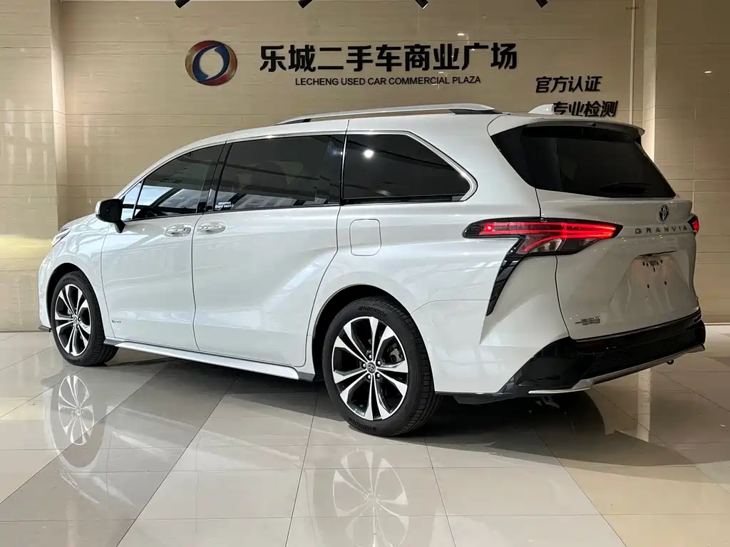 Toyota Granvia — фото 21