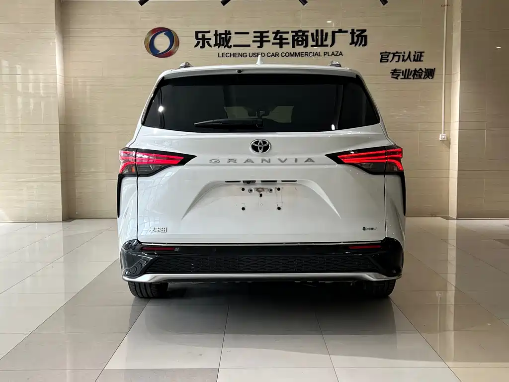 Toyota Granvia — фото 22