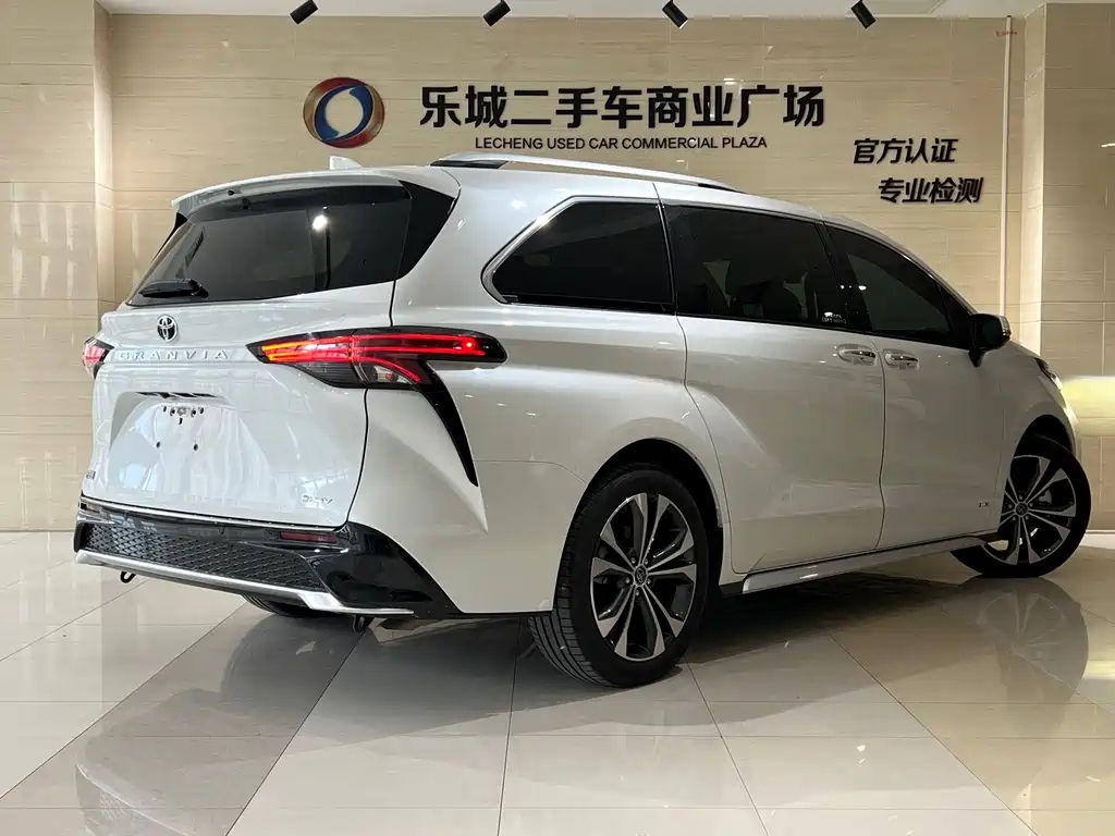 Toyota Granvia — фото 23