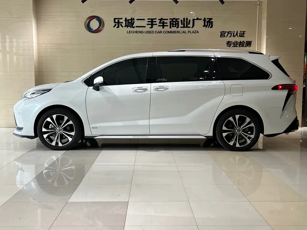 Toyota Granvia — фото 4