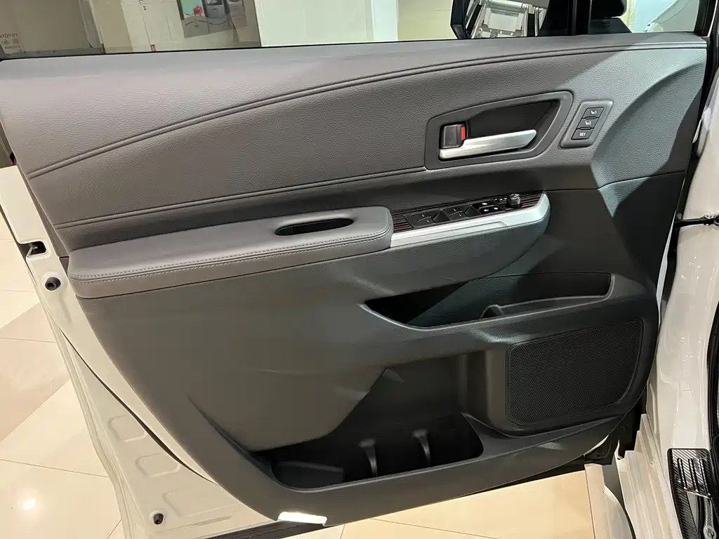 Toyota Granvia — фото 6