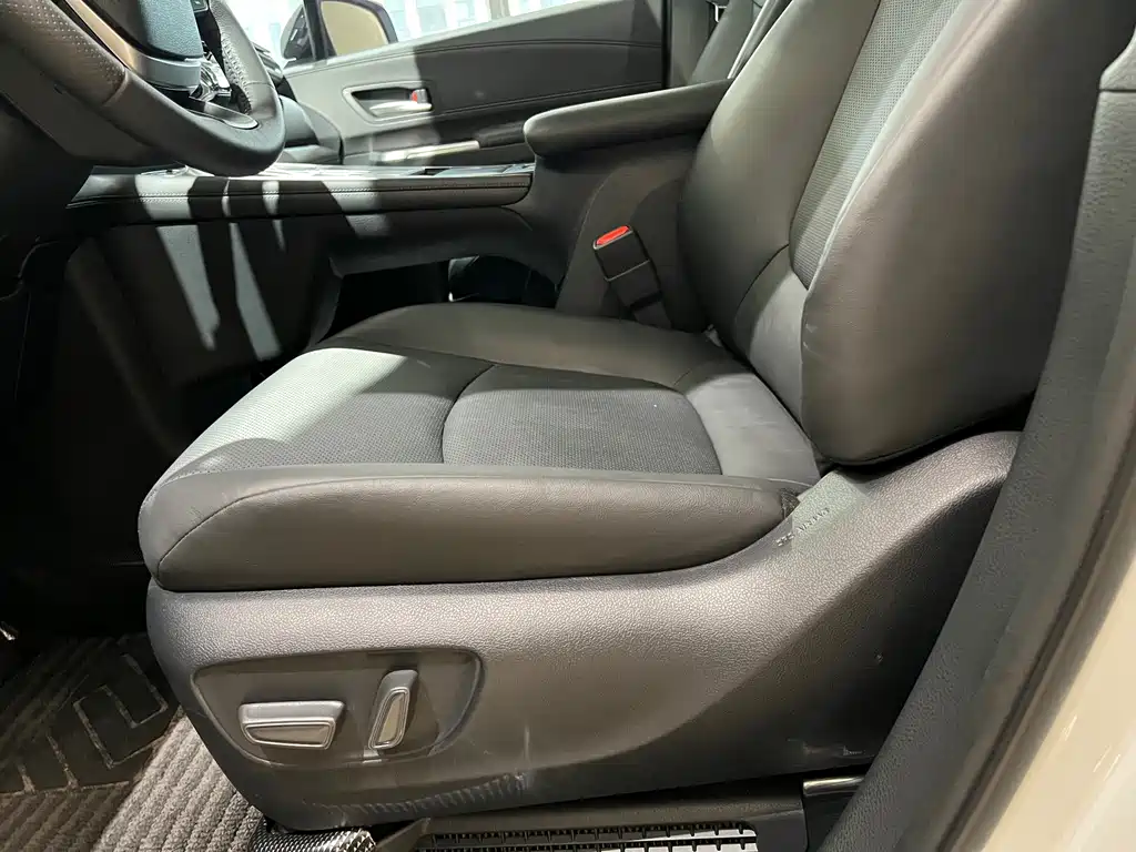 Toyota Granvia — фото 7