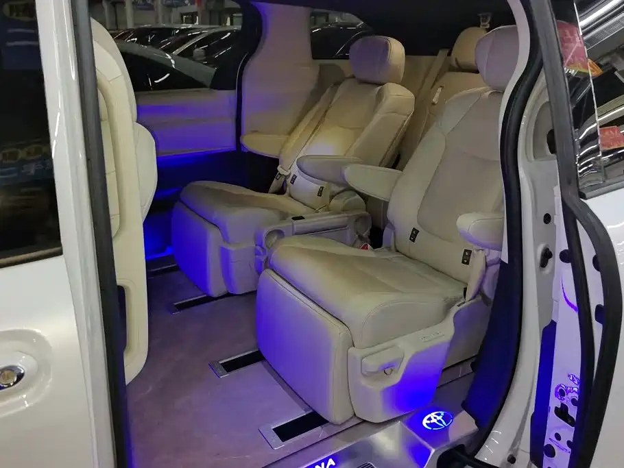Toyota Sienna — фото 11