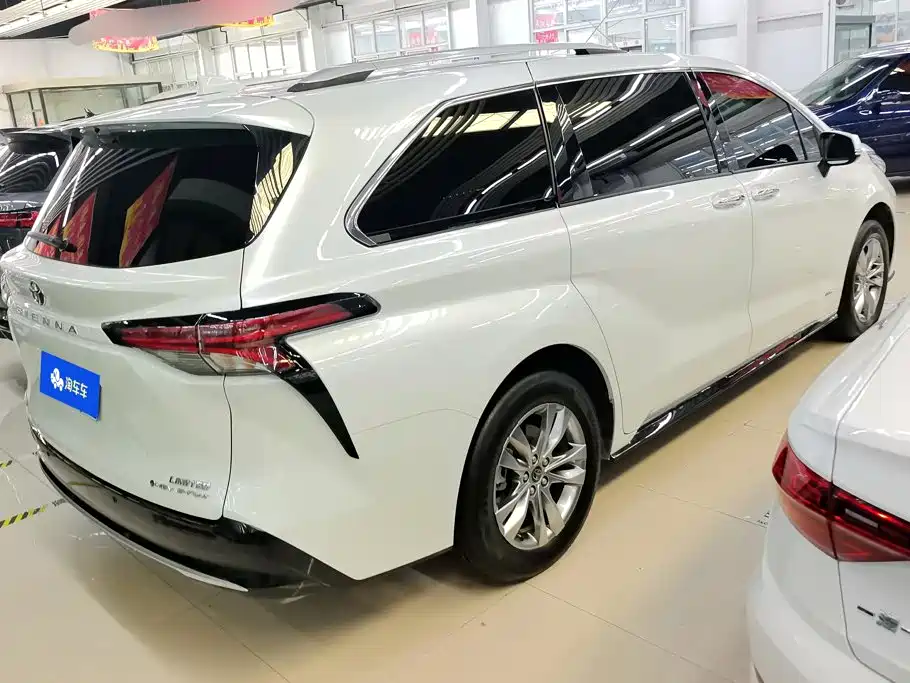 Toyota Sienna — фото 3