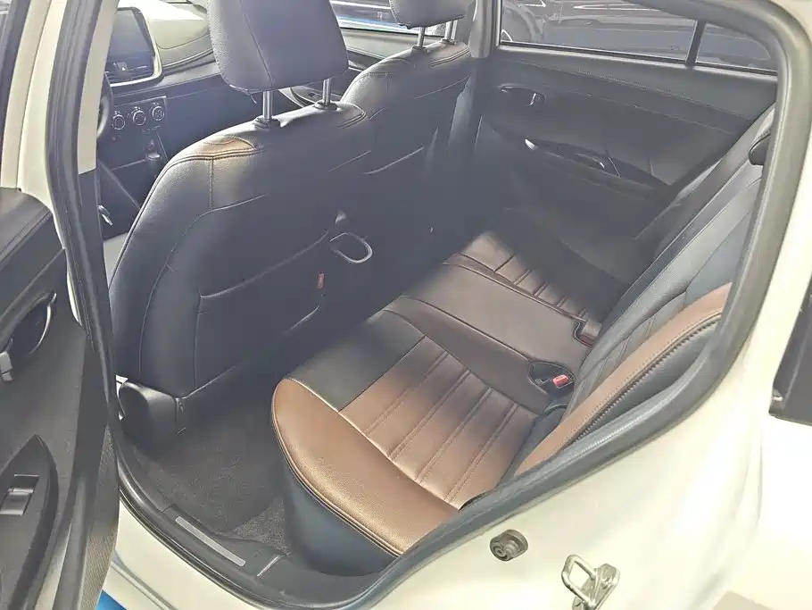 Toyota Yaris L — фото 11