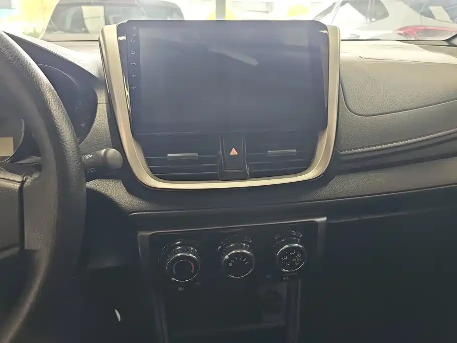 Toyota Yaris L — фото 13