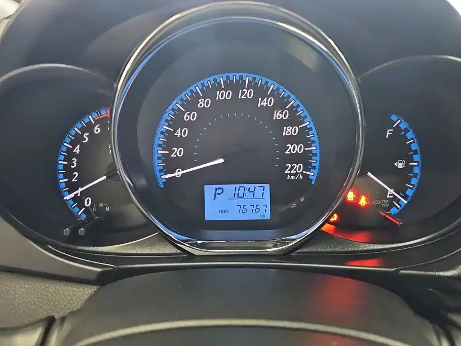 Toyota Yaris L — фото 14