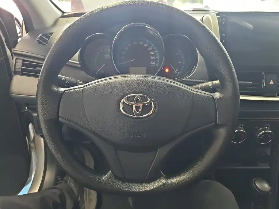 Toyota Yaris L — фото 15
