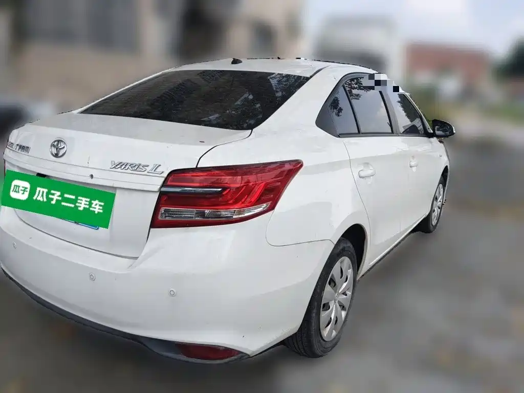 Toyota Yaris L — фото 4
