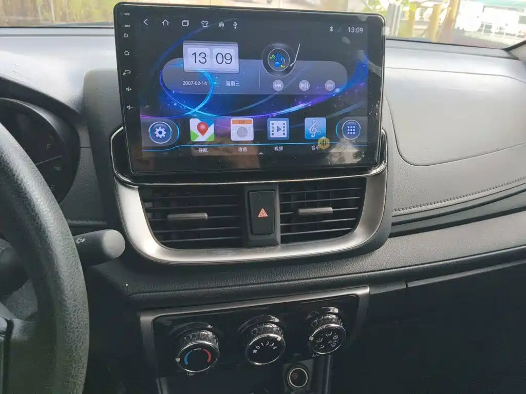 Toyota Yaris L — фото 9