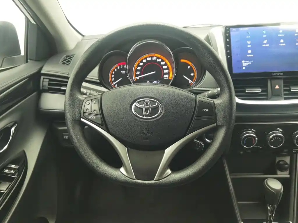 Toyota Yaris L — фото 11