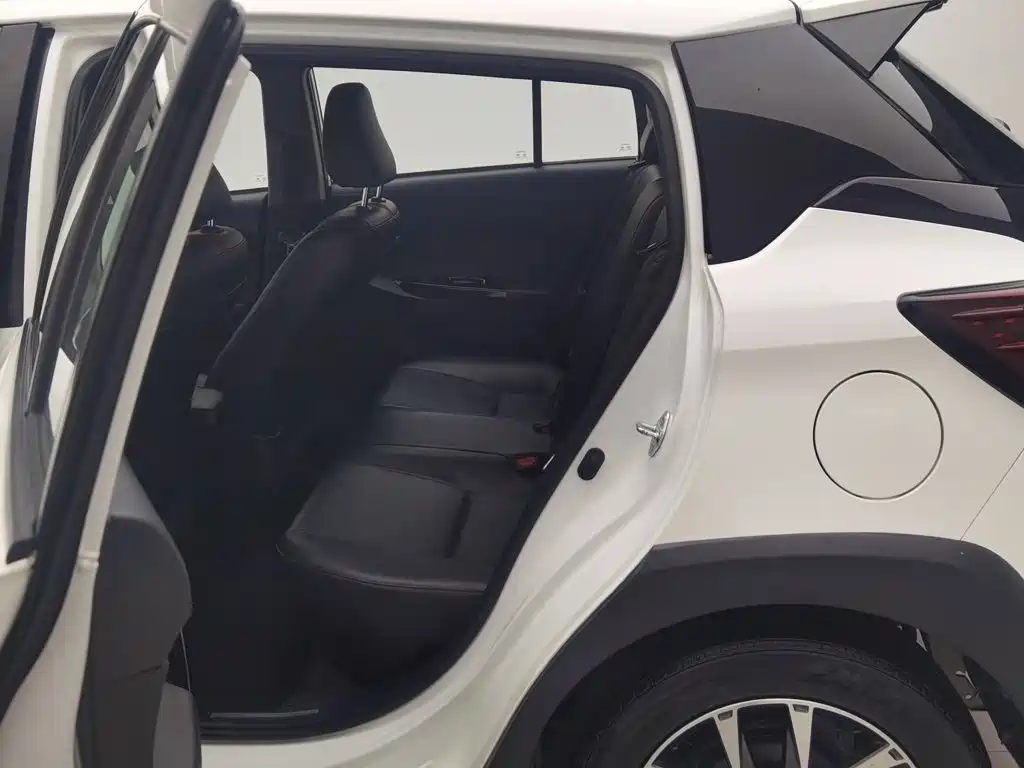 Toyota Yaris L — фото 15