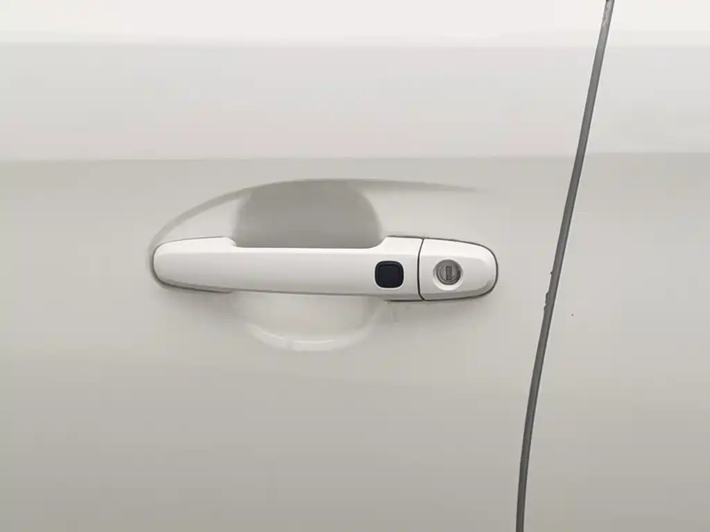 Toyota Yaris L — фото 18