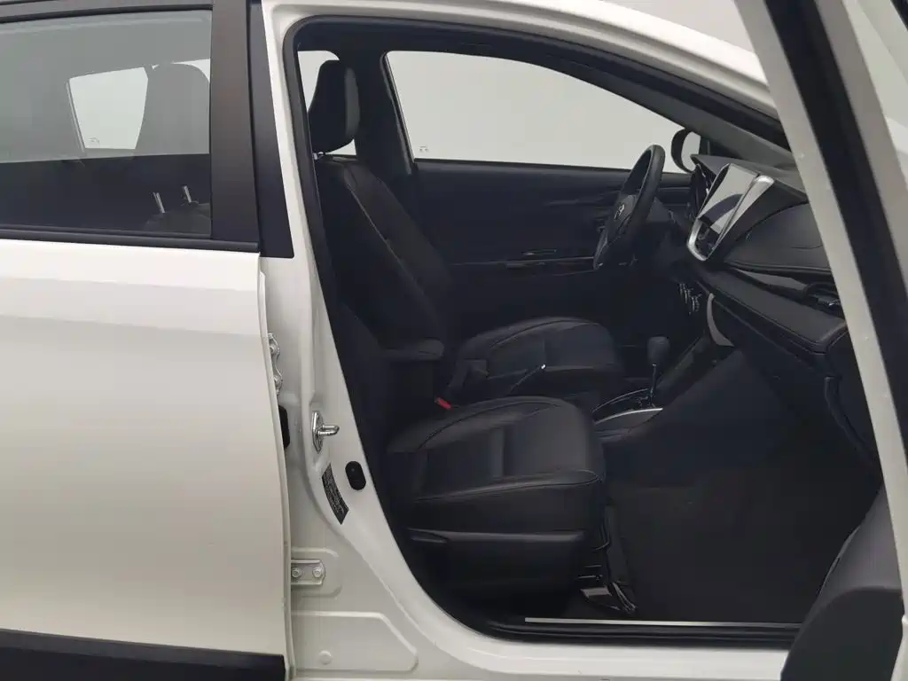 Toyota Yaris L — фото 23