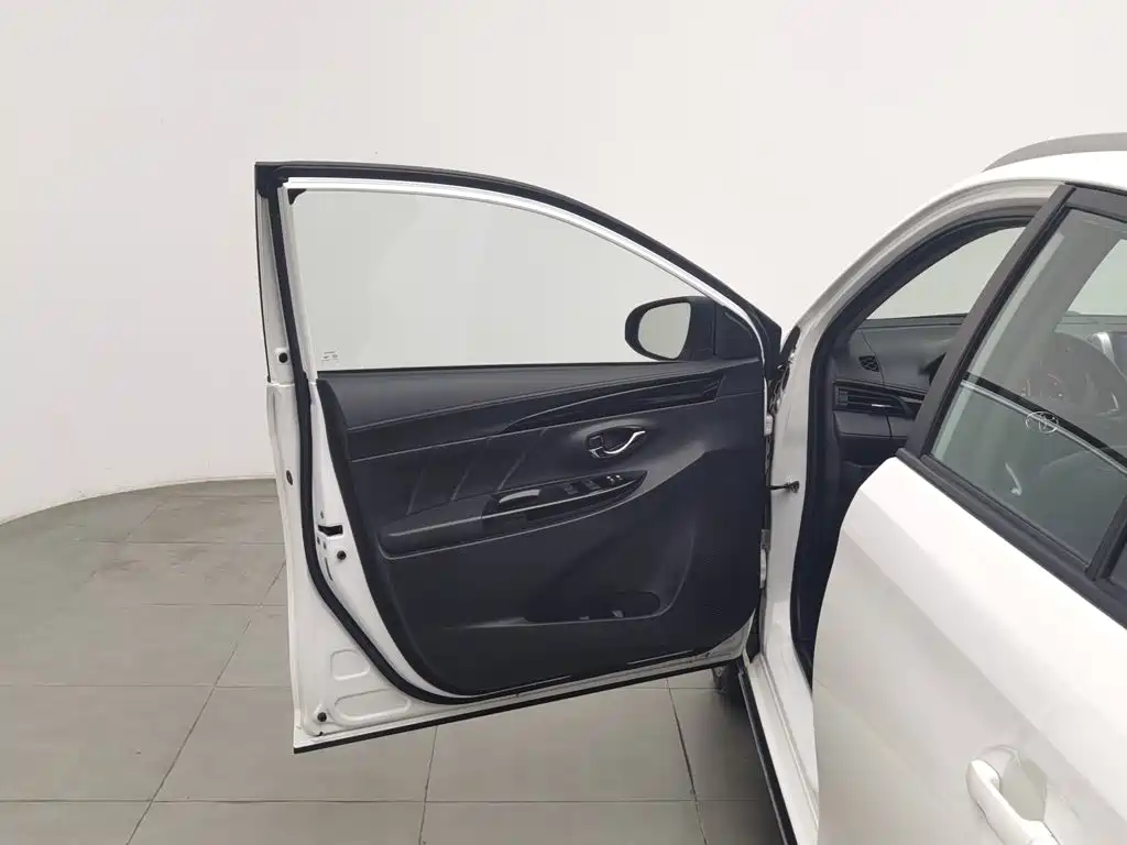 Toyota Yaris L — фото 8