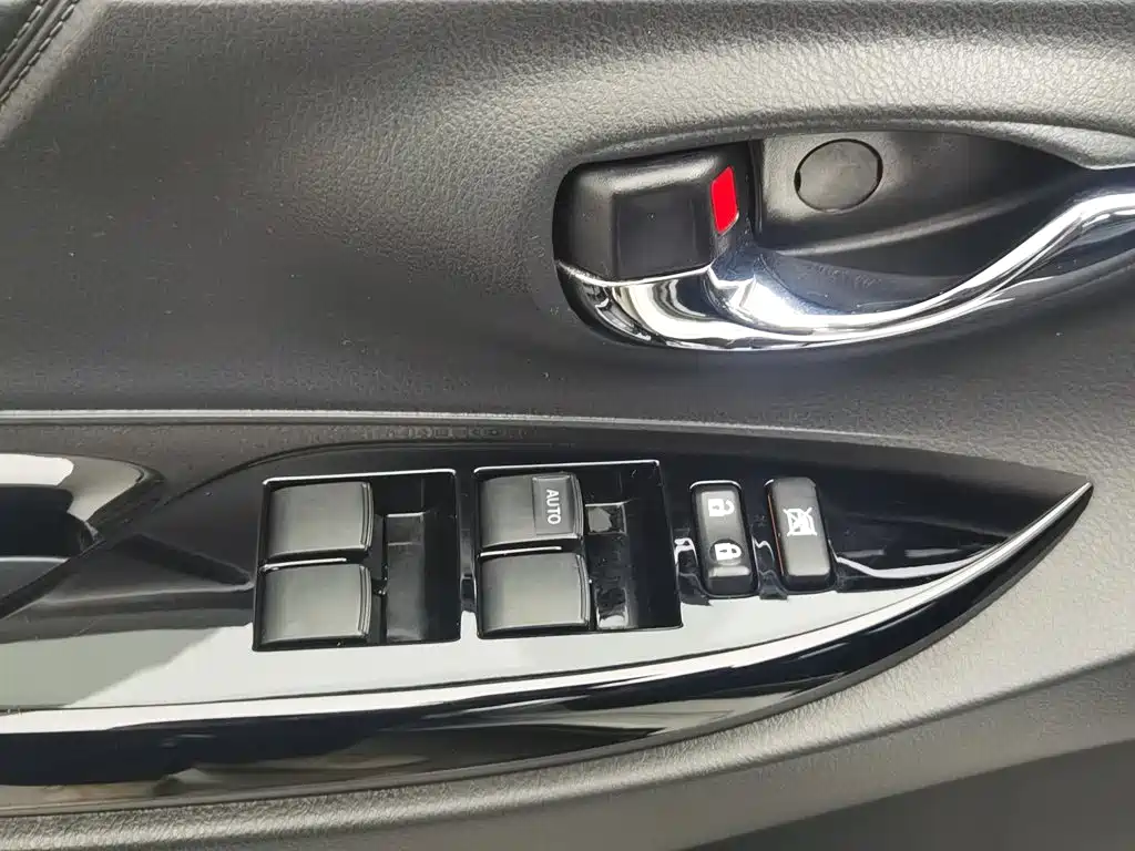Toyota Yaris L — фото 9