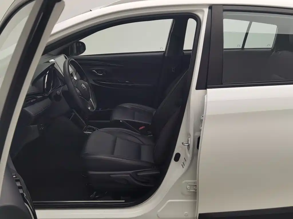 Toyota Yaris L — фото 10