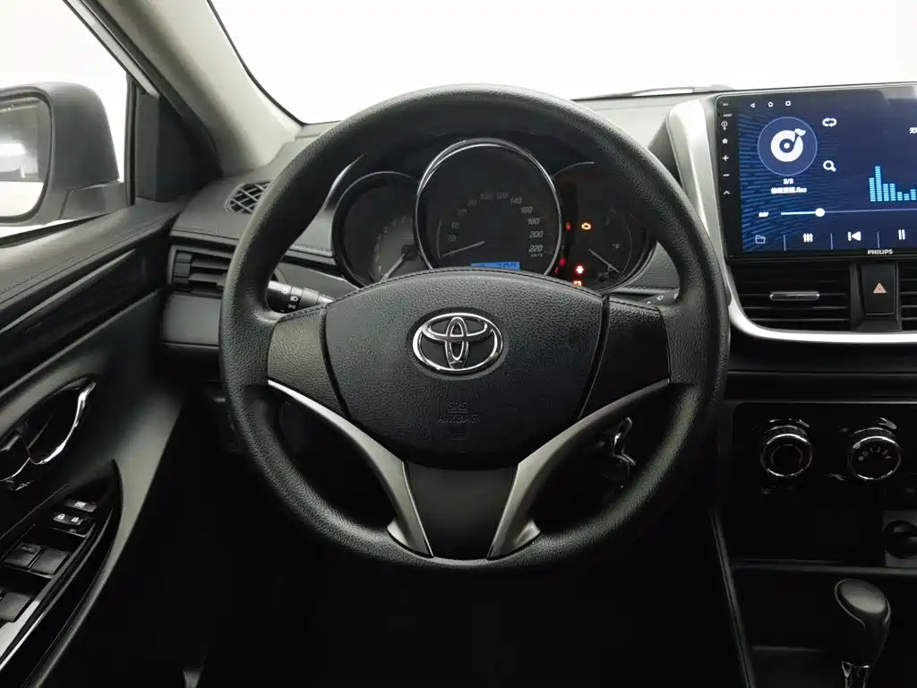 Toyota Yaris L — фото 11