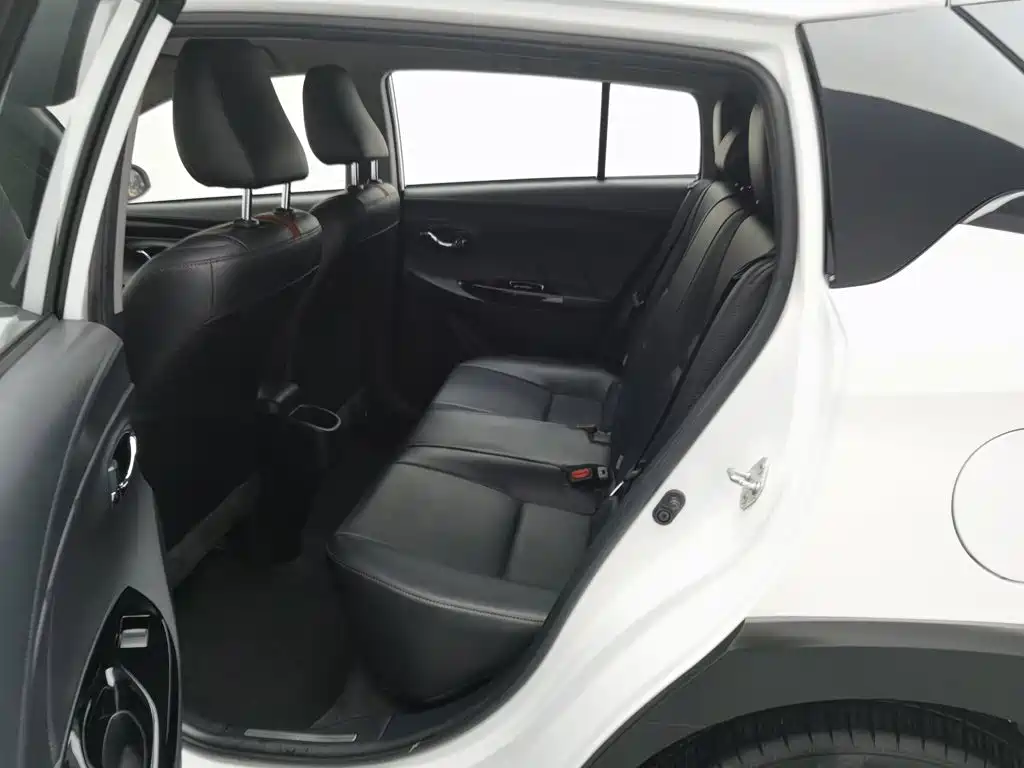 Toyota Yaris L — фото 15