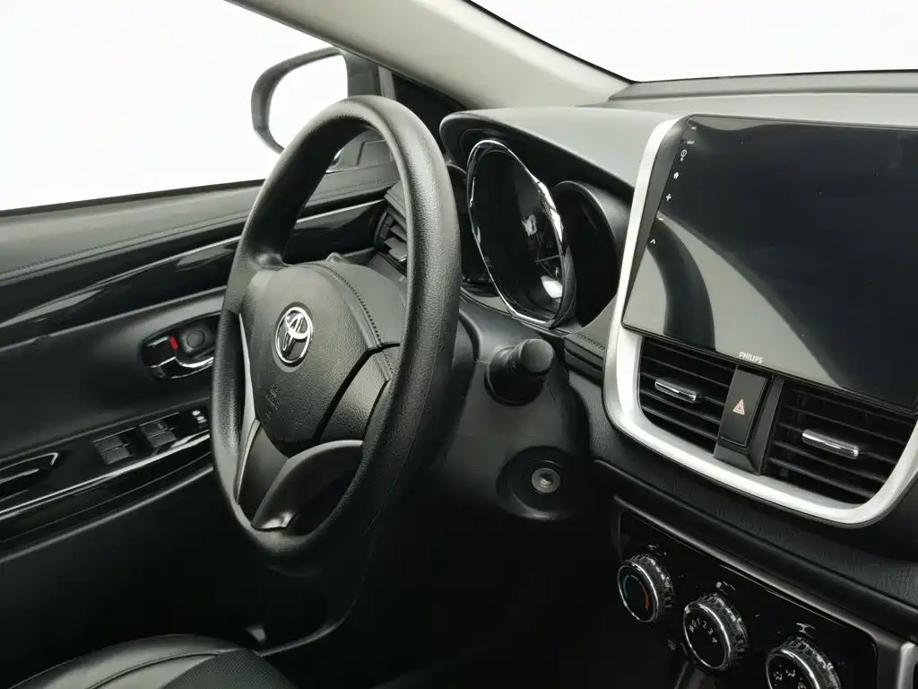 Toyota Yaris L — фото 22