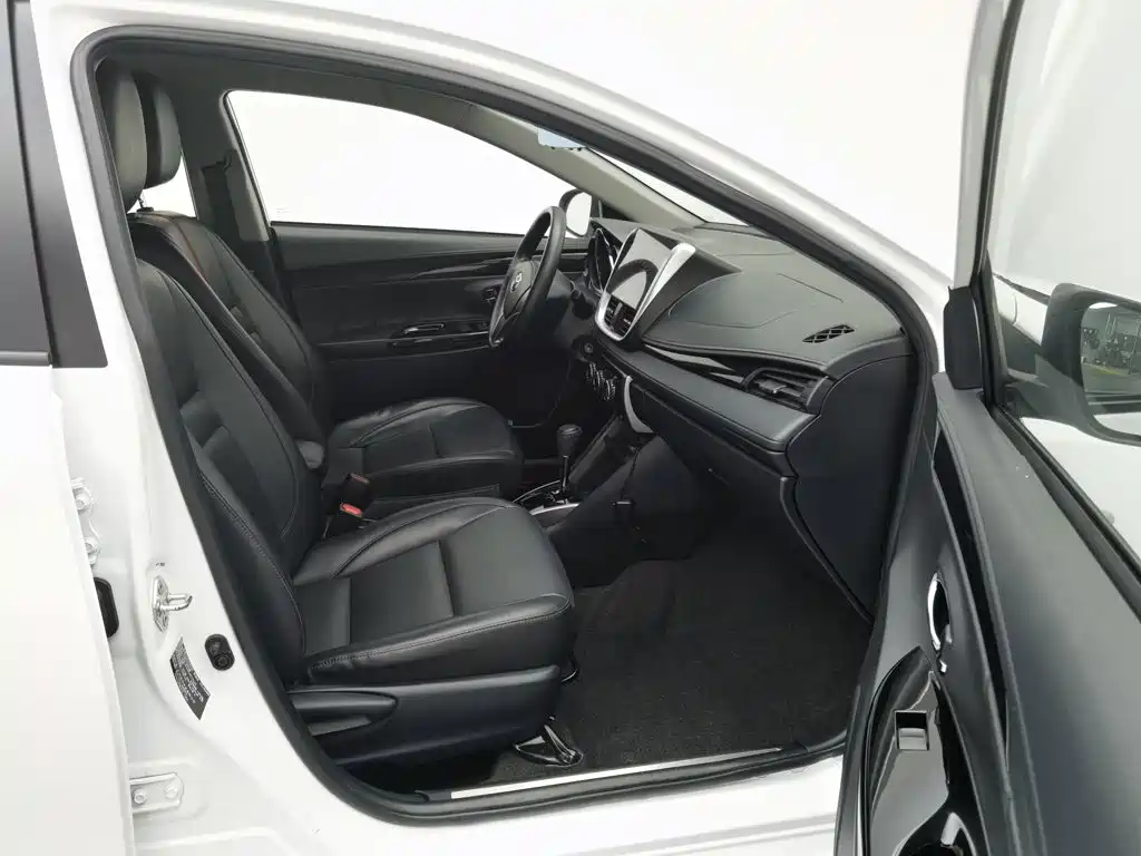 Toyota Yaris L — фото 23