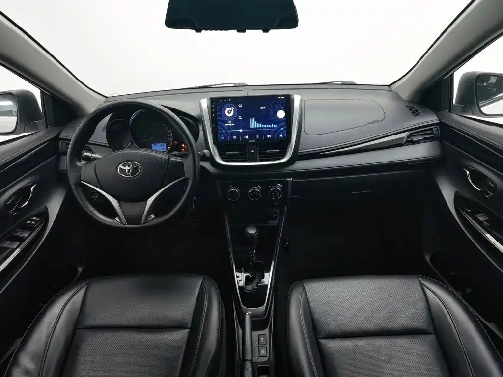 Toyota Yaris L — фото 5