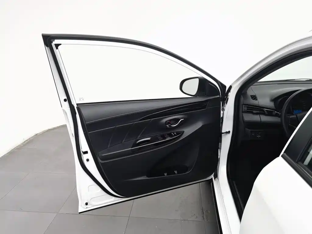 Toyota Yaris L — фото 8