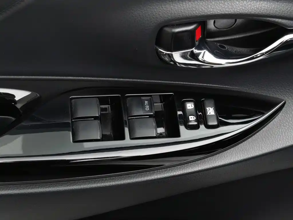 Toyota Yaris L — фото 9