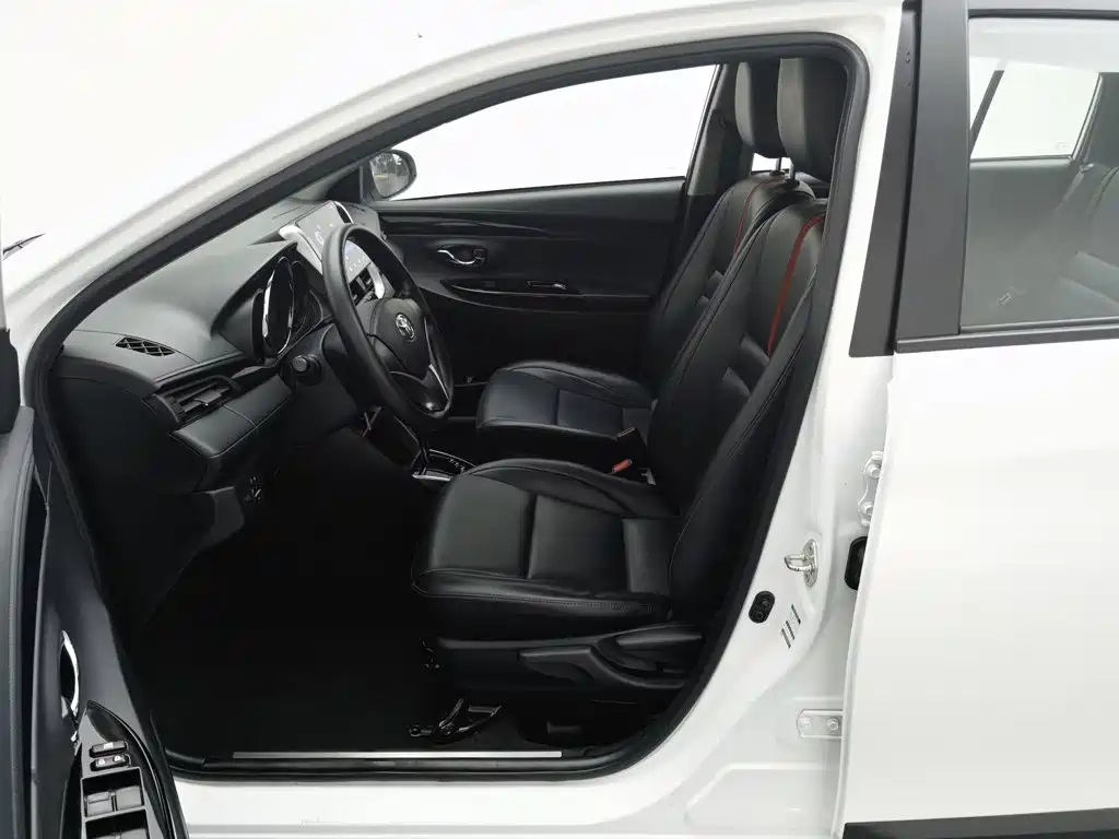 Toyota Yaris L — фото 10