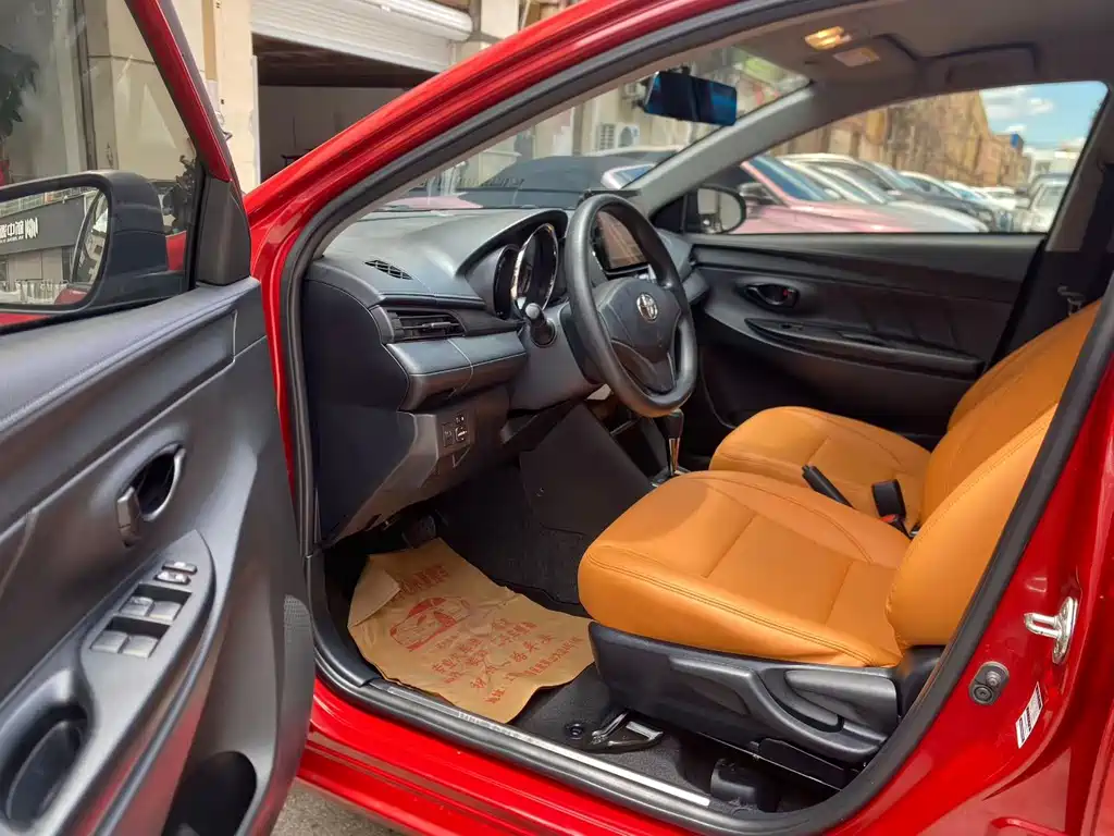Toyota Yaris L — фото 3