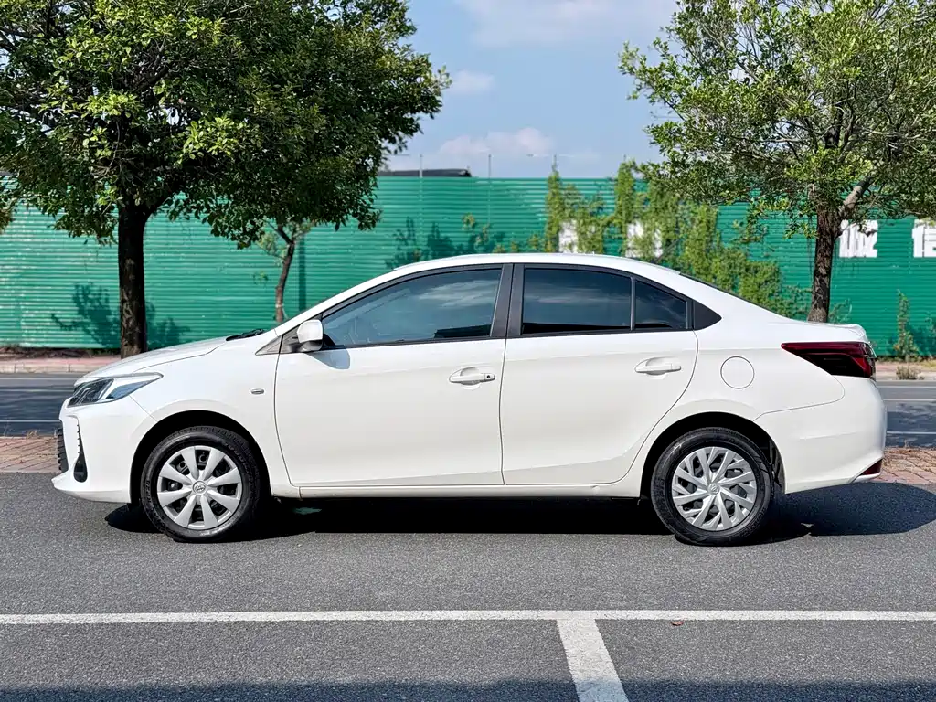 Toyota Vios — фото 4