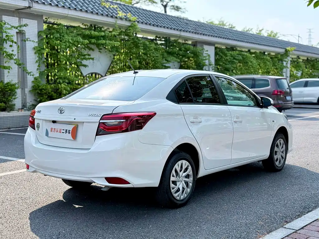 Toyota Vios — фото 7
