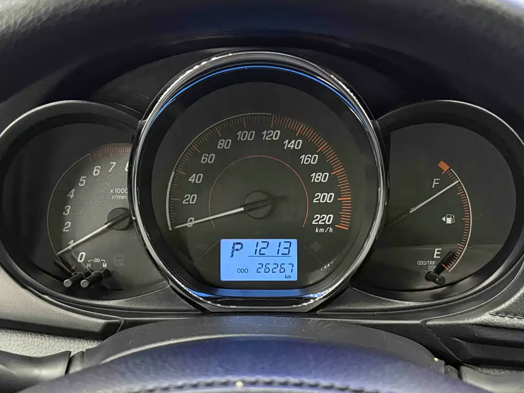 Toyota Yaris L — фото 11