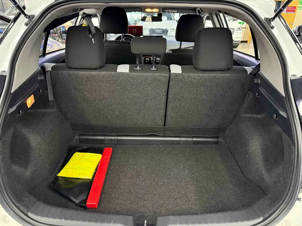 Toyota Yaris L — фото 15
