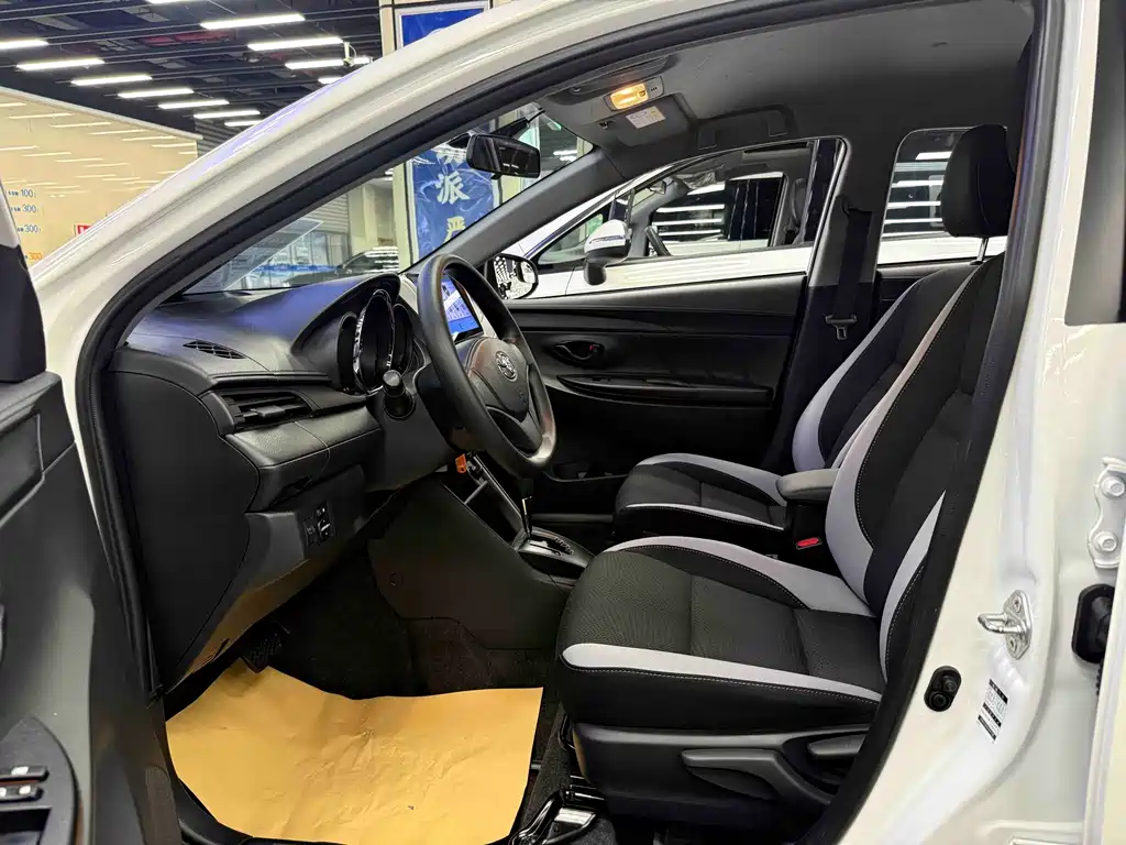 Toyota Yaris L — фото 7
