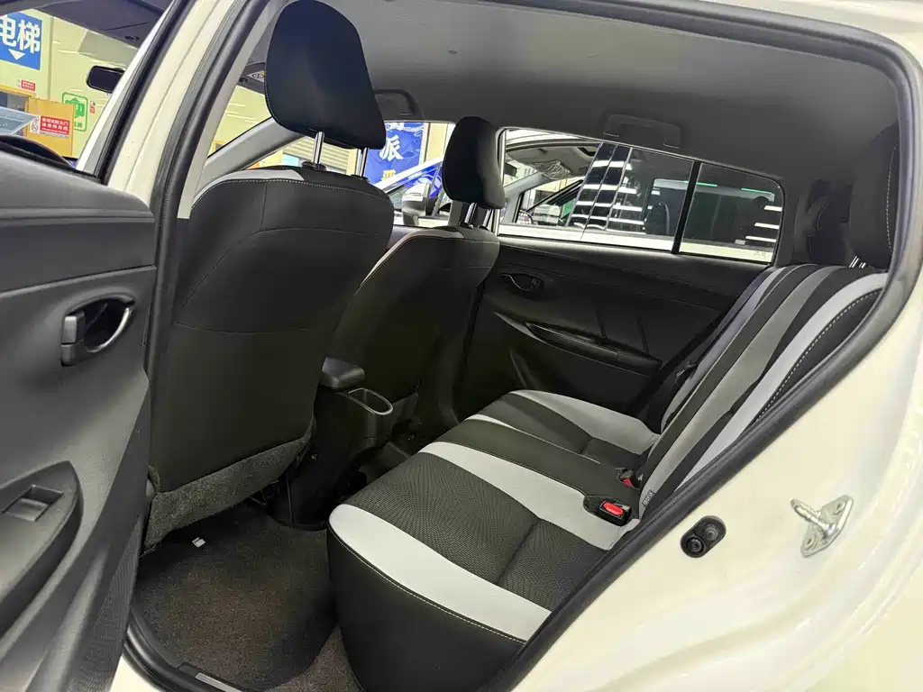 Toyota Yaris L — фото 8