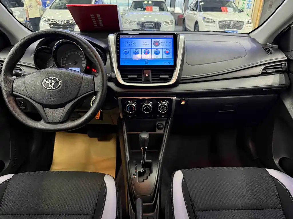 Toyota Yaris L — фото 9