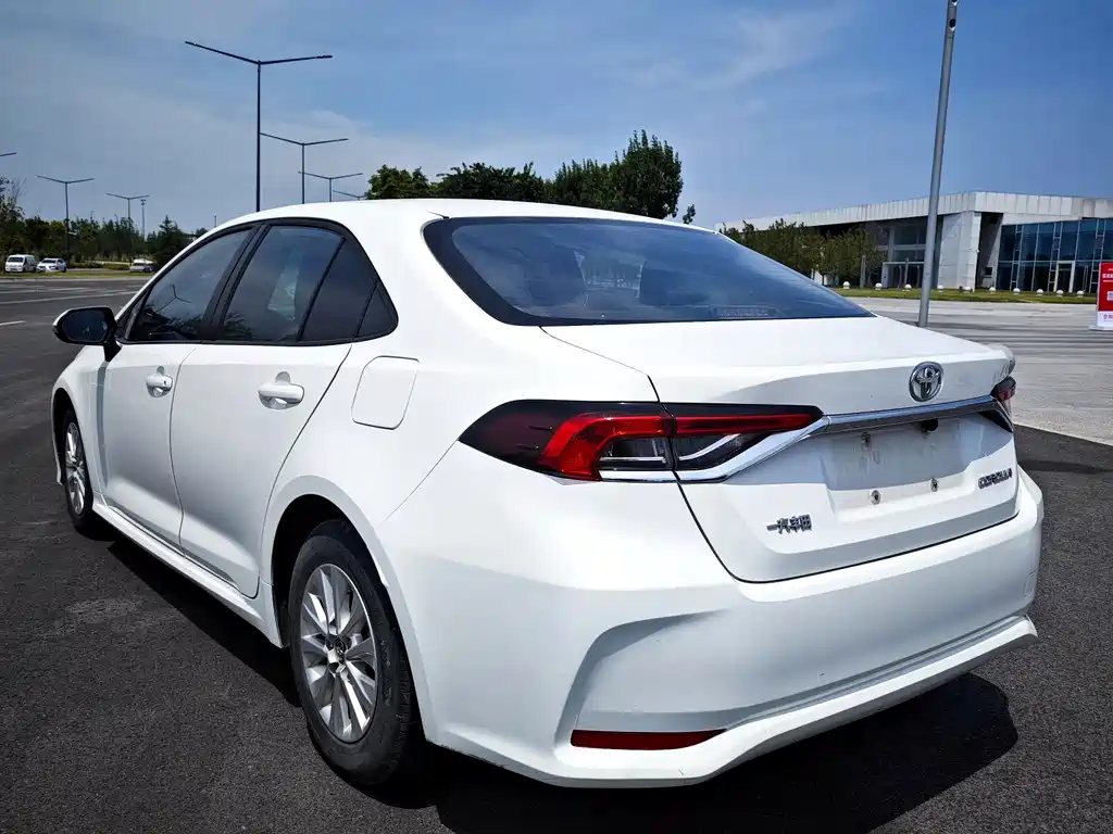 Toyota Corolla — фото 4