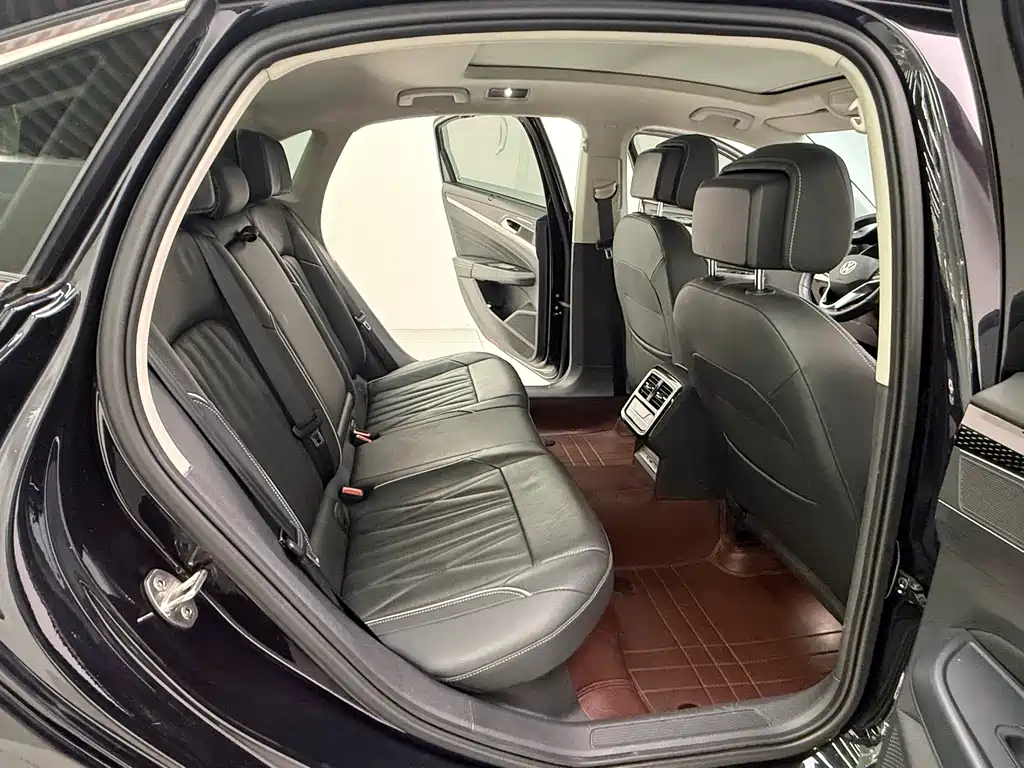 Volkswagen Passat — фото 13