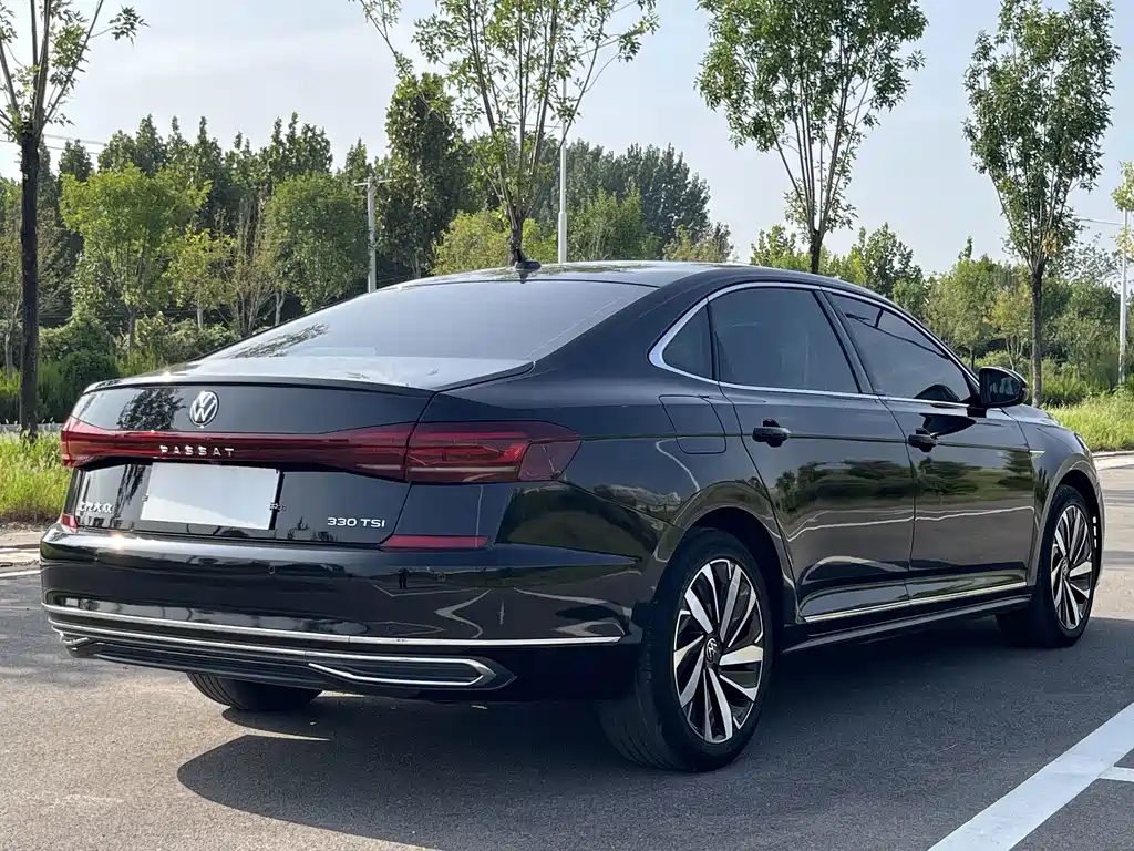 Volkswagen Passat — фото 23