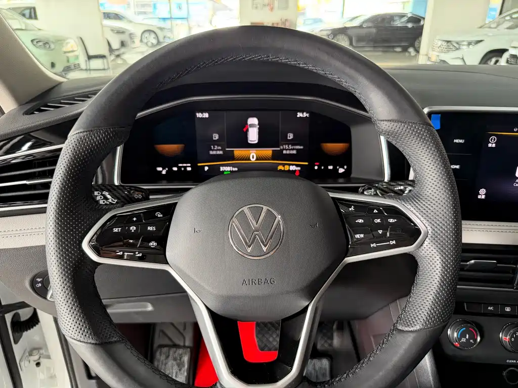 Volkswagen Tiguan L — фото 13