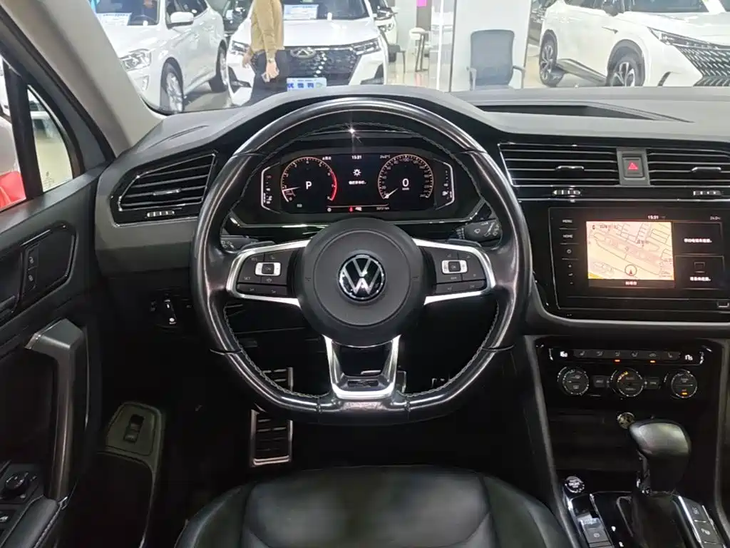 Volkswagen Tiguan L — фото 11