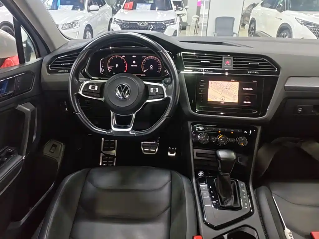 Volkswagen Tiguan L — фото 13