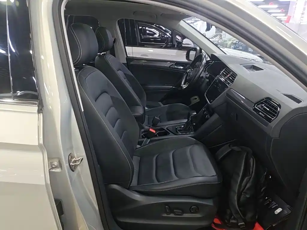 Volkswagen Tiguan L — фото 25