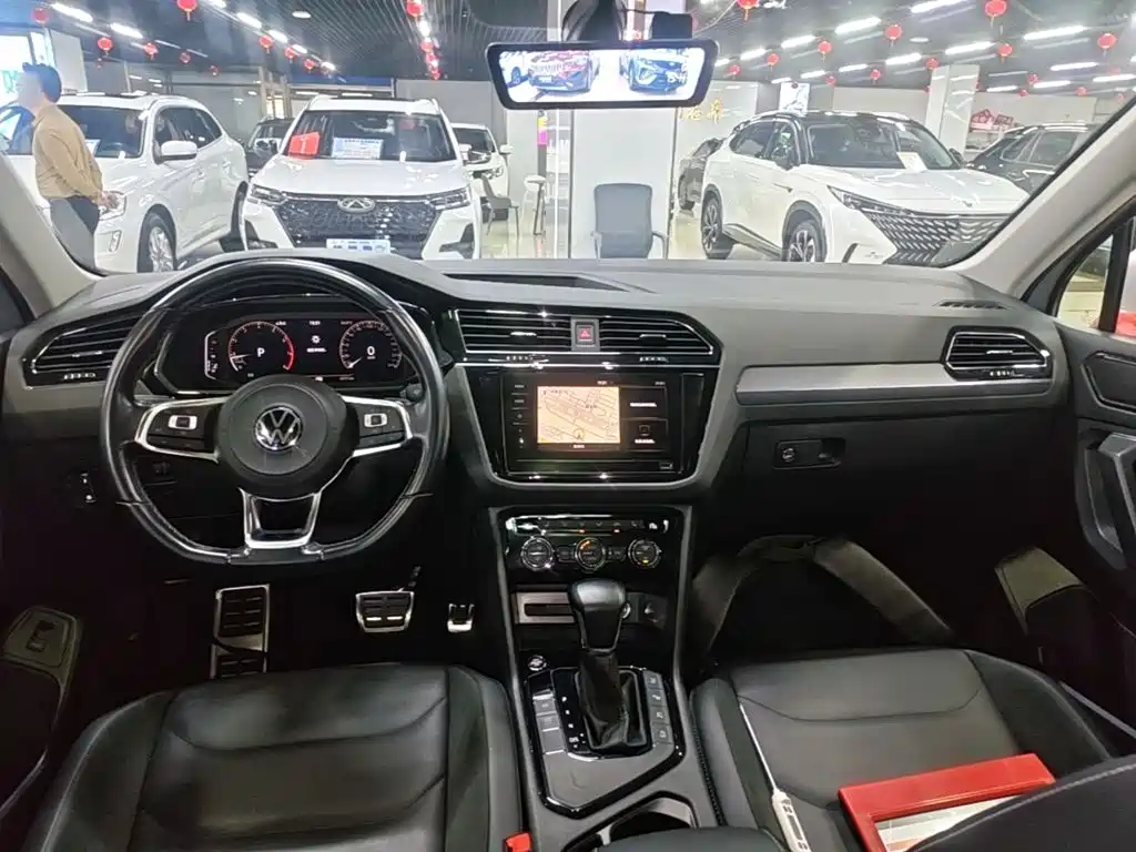 Volkswagen Tiguan L — фото 10