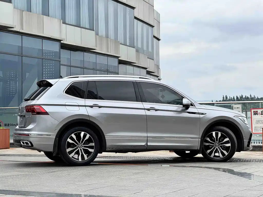 Volkswagen Tiguan L — фото 11