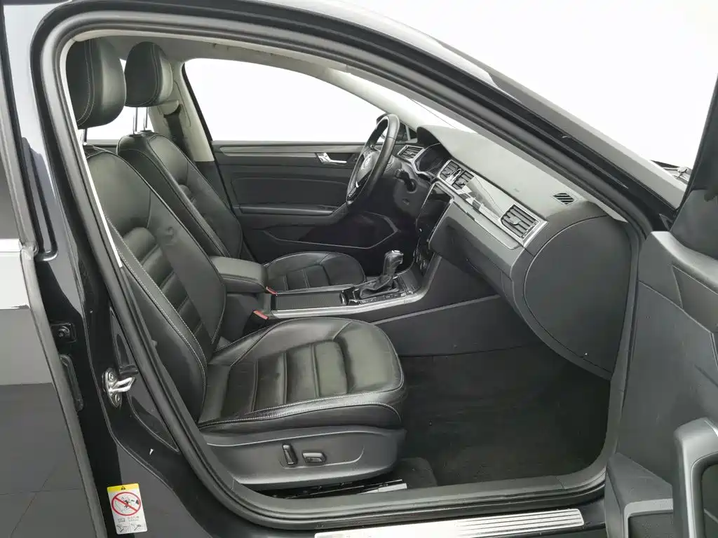 Volkswagen Passat — фото 23
