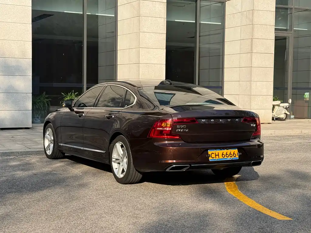 Volvo S90 — фото 18