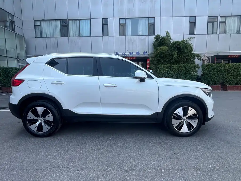 Volvo XC40 — фото 3