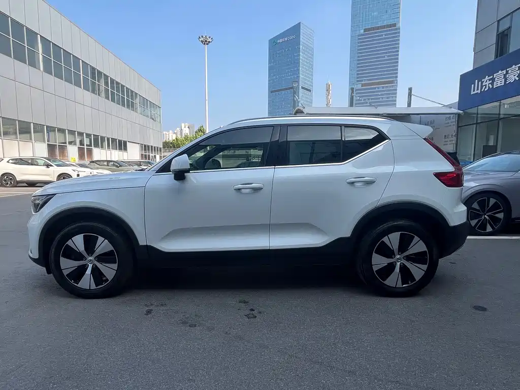 Volvo XC40 — фото 4